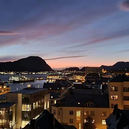 Moderne Med Stor Terrasse I Sentrum