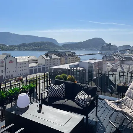 Moderne Med Stor Terrasse I Sentrum *